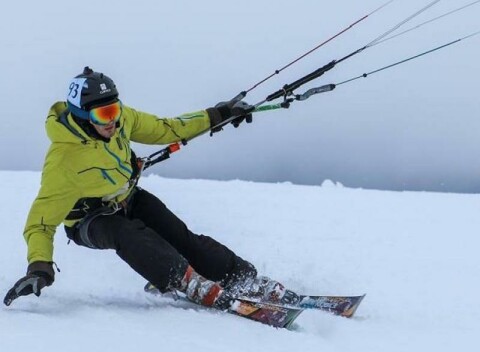 Individuálny kurz snowkitingu pre všetkých milovníkov adrenalínu a nových zážitkov.