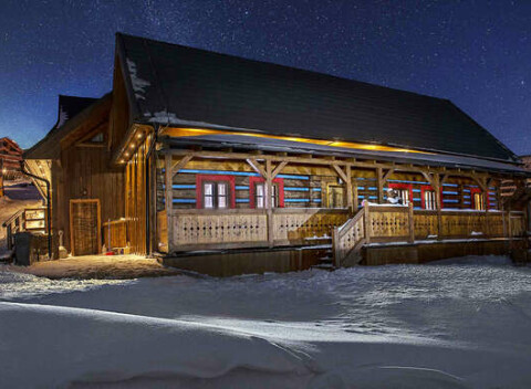 Elegantné ubytovanie v penzióne Mountain Resort River s polpenziou.