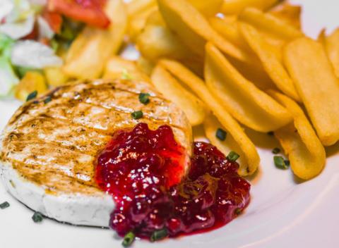 Zabudnite aspoň jeden deň na mäso a dajte si hermelín. Jemne okorenený, pripravený na grile so sladkou brusnicovou omáčkou a hranolkami.