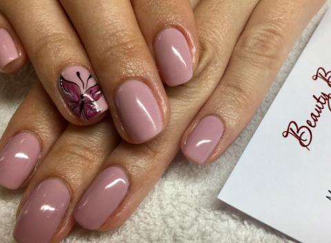 Doprajte si profesionálnu starostlivosť o ruky a nohy. Manikúra alebo pedikúra s gél lakom v Beauty Bare v centre mesta.