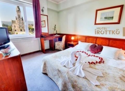 Nechajte sa hýčkať v hoteli Irottkö *** na historickom námestí v maďarskom Kőszeg s polpenziou, neobmedzeným wellness.