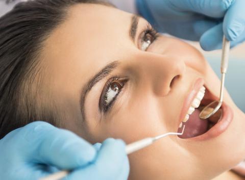 Zahryznite sa s chuťou a zdravým chrupom do nového roka vďaka komplexnému stomatologickému balíčku vo Vienna Dental Clinic. 