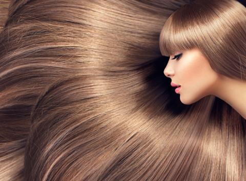 Dámsky strih s farbením, melírom alebo ošetrenie vlasov systémom NanoK*plex pre dokonale pružné, hebké a vitálne vlasy.