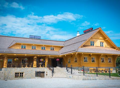 Zabudnite na stres uprostred nádhernej prírody na Orave. Zimný pobyt pre doch so skipassom, raňajkami a večerou v Trend hoteli v Námestove.