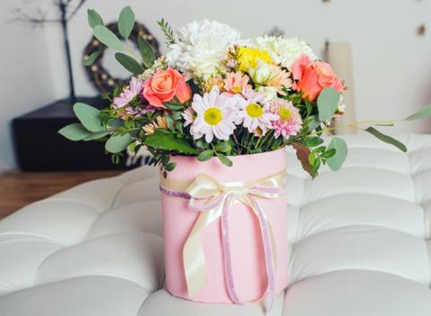 Dekoratívna krabička plná živých kvetov, ktorá poteší na Valentína každú dámu. Jedinečný darček, ktorý príde priamo do rúk obdarovanej.