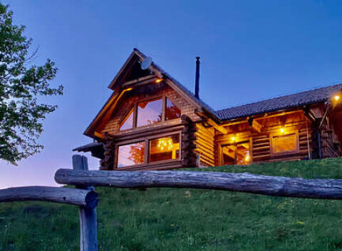 Luxusný Alaska zrub pre 12 osôb uprostred Štiavnických vrchov, dokonalé spojenie s prírodou.