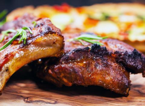 Kilová porcia pečených hovädzích rebierok s dvoma pivami v úplnom centre Žiliny v reštaurácii Radničná čaká len a len na vás.