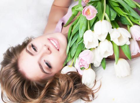 Ženy zbožňujú kvety, tak nečakajte a obdarujte aj vy vašu polovičku nádhernou kyticou tulipánov, ktorú jej donesie kuriér priamo do rúk.  