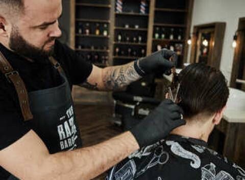 Pánsky strih, holenie britvou alebo Kombo v The Razors BarberShop na Radlinského č. 27.