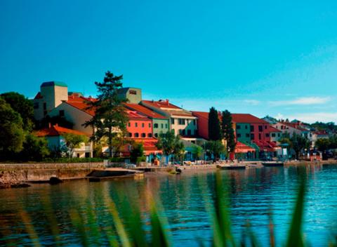 Užite si relax priamo pri pláži na chorvátskom ostrove Krk. Rodinný pobyt s polpenziou v komfortnom Hoteli Jadran ***, Njivice. 