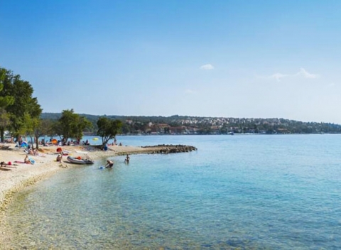 Objavte s nami dokonalé miesto na oddych! Nezabudnuteľná rodinná dovolenka na ostrove Krk s polpenziou v Hoteli Beli Kamik, Njivice. 