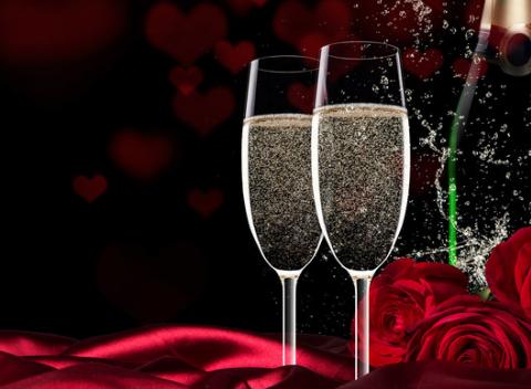 Víno Gold Cuvee Label s 23-karátovými lupeňmi zlata. Prenikavá aróma s nádychom muškátu a bazového kvetu - pravá chuť neobyčajných chvíľ.