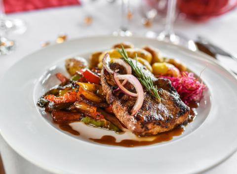 Vydajte sa na romantickú prechádzku na hrad Devín a zavŕšte ju skvelým 3-chodovým menu v reštaurácii hotela Hradná Brána.  