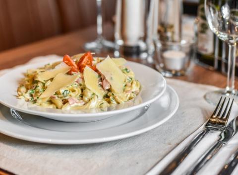 Pravé talianske cestoviny s vínom pre dvoch. Krajina sviežich chutí prišla teraz za vami do novej reštaurácie Olive Garden.