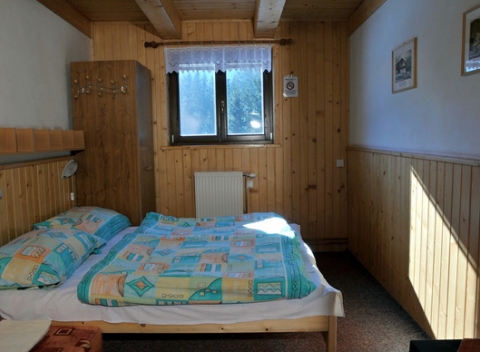 Milovníci turistiky a lyžovania zbystrite pozornosť. Chata Zverovka vás prichýli pod svoje krídla s pravou horskou atmosférou.  