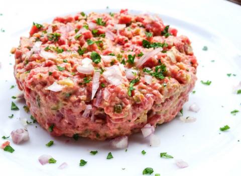 Pohár piva do ruky, partia kamošov a pochúťka, ktorej len tak neodoláte. Poctivý tatársky biftek a hrianky v reštaurácii Bernardov Dvor.