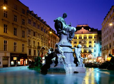 Naplánujte si mestskú dovolenku a vydajte sa za spoznávaním metropoly Rakúska. Ubytovanie s raňajkami nájdete v Hotel & Palais Strudlhof. 