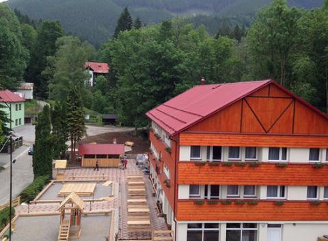 Vychutnajte si dovolenku v krásnej prírode a napite sa zdravia. Pobyt pri 5-tich zázračných prameňoch v Korytnici v penzióne Svätopluk.