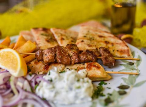 Valentínske grécke menu pre dvoch v Taverne, je skvelá príležitosť, ako sa preniesť do slnečného Grécka s niekým, s kým sa cítite dobre.