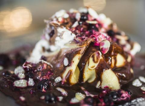 Ústa zamazané od čokolády, šľahačka na perách a slastný pocit v brušku. 40 cm palacinka s ovocím a orechovou posýpkou v kaviarni Cathedral.