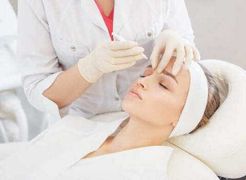 Stop vráskam - aplikácia účinnej látky špecialistkou na estetickú dermatológiu.