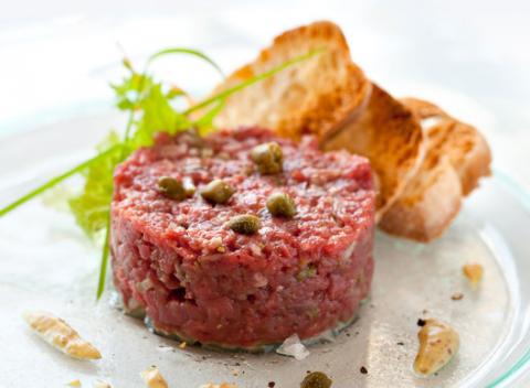 Poctivý tatársky biftek, starostlivo pripravený, s chrumkavými hriankami a poriadnou dávkou cesnaku. Klasika, ktorej nepoviete nie. 