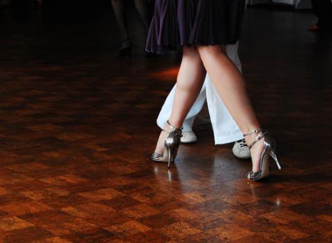 Zažiarte tancom a šťastím, ktoré vám vydrží ešte dlho po kurze. Tanečné kurzy v Sun Dance Academy - štandardné aj latino tance.