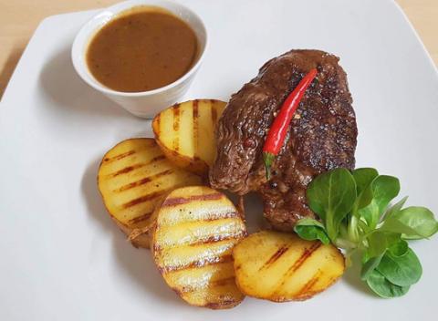 Zažite výnimočné chute, odležaný argentínsky rump steak s omáčkou zo zeleného korenia a čokoládové suflé s vanilkovou zmrzlinou.