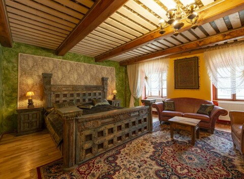 Šarmantný butikový hotel Barcadam s kaviarňou na Námestí sv. Trojice s vlastnou vínnou pivnicou.