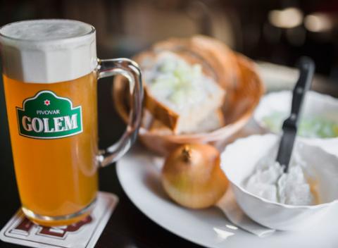Krígeľ poctivého piva a chrumkavé hrianky - natreté poriadnou vrstvou nivovej nátierky či domáceho šmaľca v 1. košickom minipivovare Golem. 