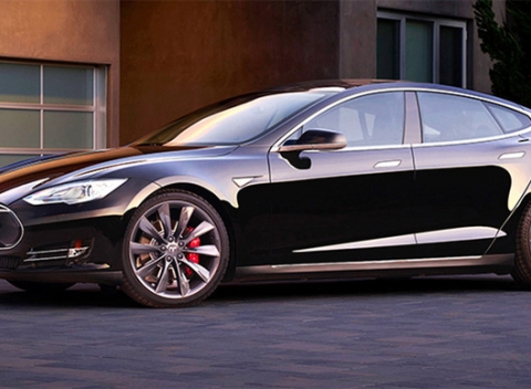 Najnadupanejší darček pre mužov: Jazda na elektromobile Tesla Model S P85+. Auto, ktoré predbehlo svoju dobu, ukáže vám iný pohľad na jazdu.