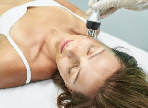 Rádiofrekvencia s quadripolárnou hlavicou v DermaCentrum Žilina.