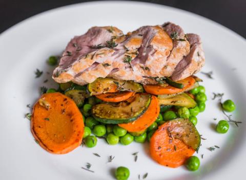 Vychutnávajte si jedlo s radosťou a dobrým pocitom. Bravčová panenka či grilovaný hermelín so zelerovými hranolkami v reštaurácii Fabrika.