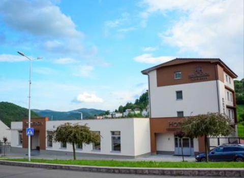V príjemnom a pokojnom prostredí malého mestečka Nová Baňa na vás čaká Hotel Hron***.