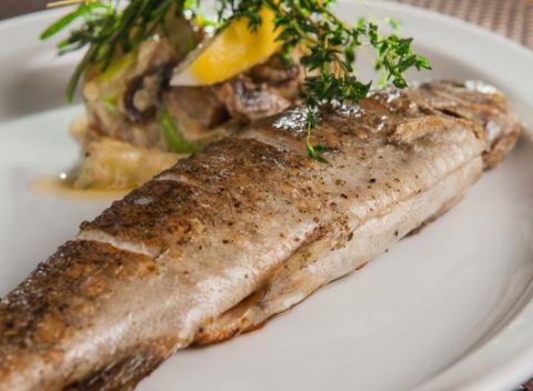 Grilovaný morský vlk na citrónovom tymiáne + dezert čokoládové suflé. Steak House vám ponúka chutnú gastronómiu z najčerstvejších surovín. 