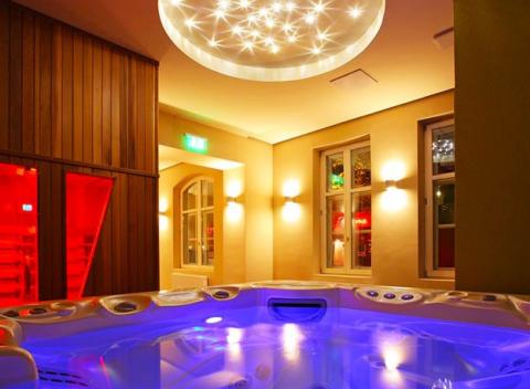 Exkluzívny relax pri jazere Balaton. Pobyt s polpenziou, wellness a kúpeľnými procedúrami v Ipoly Residence****, Balatonfüred Maďarsko.