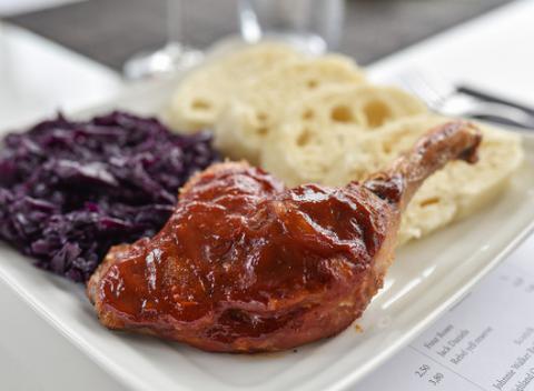 Pochutnajte si na fantastickom kačacom stehne s domácou knedľou a kapustou v reštaurácii Botel Gracia s neuveriteľným výhľadom na Dunaj. 