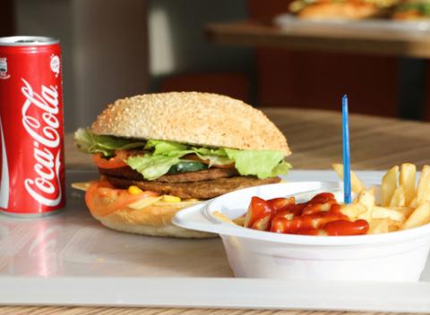 Smile burger s pikantným dresingom, cheeseburger alebo americká bageta. To všetko s tatárskou či kečupom, hranolkami a malým nápojom. 