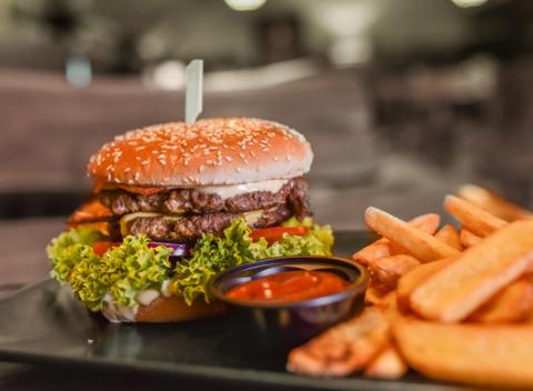 Klasik alebo XXL burger v Staromeštianskej pivotéke. Pripravte si chuťové bunky na kvalitné hovädzie mäso so slaninkou v čerstvej žemli. 