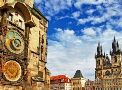 Pamiatky, romantika aj nočný život veľkomesta - Prahy. Penzión FOX v pokojnej lokalite ponúka pobyt s raňajkami, masážou a zľavami. 