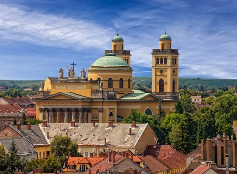Významné historické pamiatky, termálne pramene a skvelé víno nájdete v maďarskom Egri. Pobyt s raňajkami a wellness v Centrooms Park Eger.
