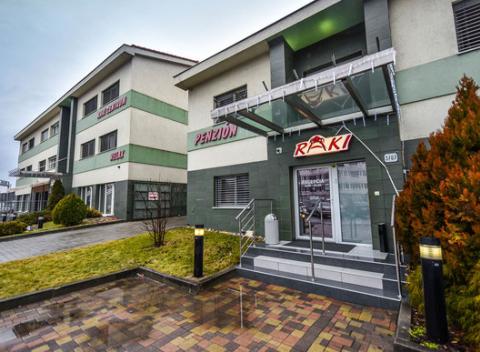 Ak idete za prácou či len tak na výlet do Bratislavy komfortné ubytovanie s privátnym wellness a raňajkami nájdete v hoteli Raki***.