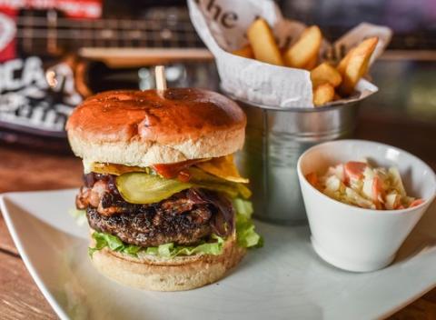 Parádna večera v centre mesta v British Rock Stars. Super chutný a neodolateľný Juicy Lucy Burger s hranolkami a šalátom Coleslaw.