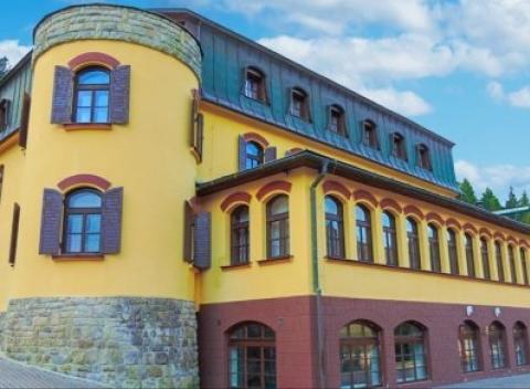 Zažite romantiku s rodinou na Zámočku Dinotice uprostred nádhernej a kľudnej prírody Beskyd. Pobyt s polpenziou a bazénom. 