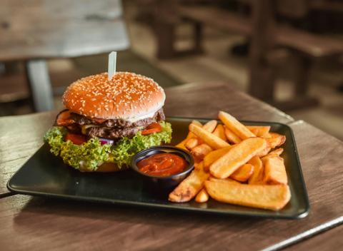 Pripravte si chuťové bunky na kvalitné hovädzie mäso so slaninkou v čerstvej žemli s hranolkami a BBQ omáčkou v Staromeštianskej pivotéke.