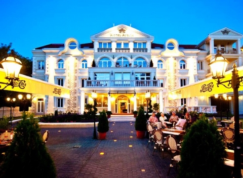 Oddychová dovolenka v luxusnom 4* hoteli Aurum s polpenziou a wellness & spa s liečivou vodou v maďarskom meste Hajdúszoboszló. 