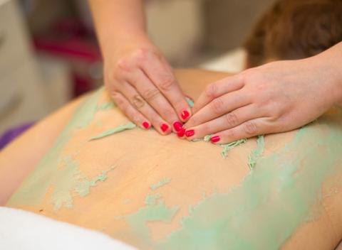 Priblížte sa k dokonalosti špeciálnou anticelulitídnou masážou či detoxikačnou masážou s alginátovou maskou. Byť krásnou je predsa krásne...