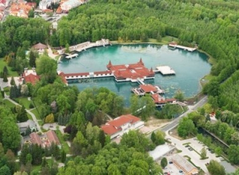 Relax pri unikátnom termálnom jazere Hévíz, to je dovolenka snov. Pobyt v 3* hoteli Aquamarin s wellness, vstupenkou k jazeru a polpenziou.