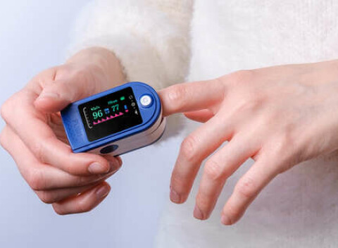 Pulzný oximeter – ľahké meranie tepu a kyslíka v tele cez prst.