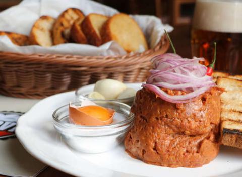 Domáci tatarák v pivárni Hodovňa v centre Popradu. Namieša vám ho kuchár, natriete si ho buď na suché alebo na mastené hrianky. 